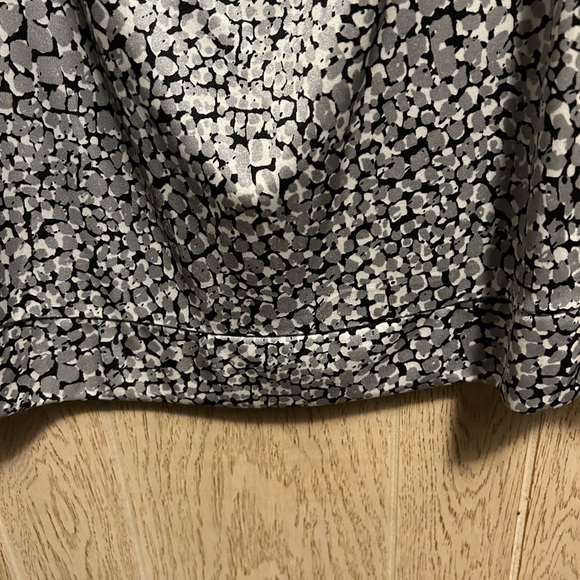 Alfani women’s sleeveless dressy blouse, size L, silver, white, black pattern - Picture 5 of 8